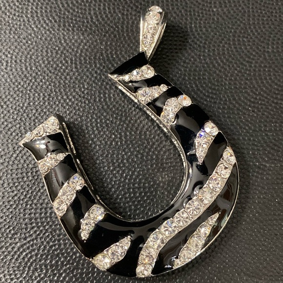 Vintage Silver tone horseshoe with rhinestone Pendant in Zebra Pattern necklace - Picture 4 of 10